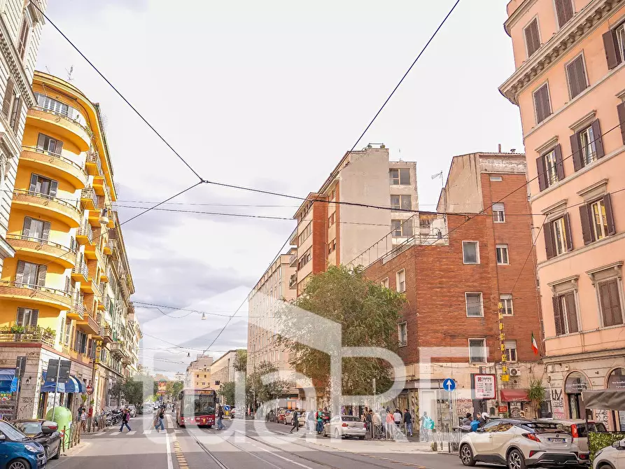 Immagine 16 di Negozio in vendita  in Via Bixio a Roma
