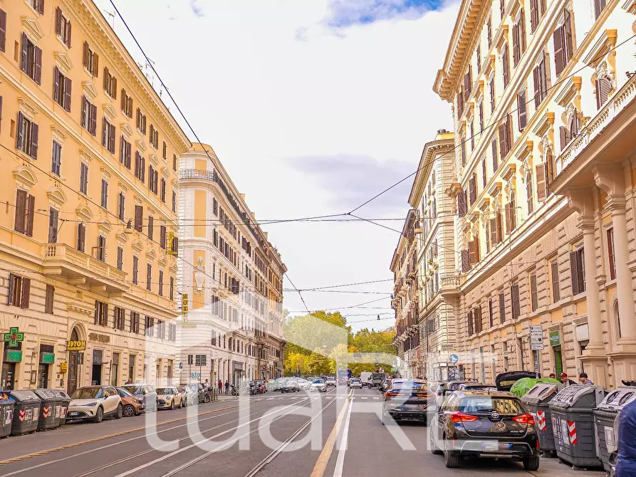 Immagine 17 di Negozio in vendita  in Via Bixio a Roma