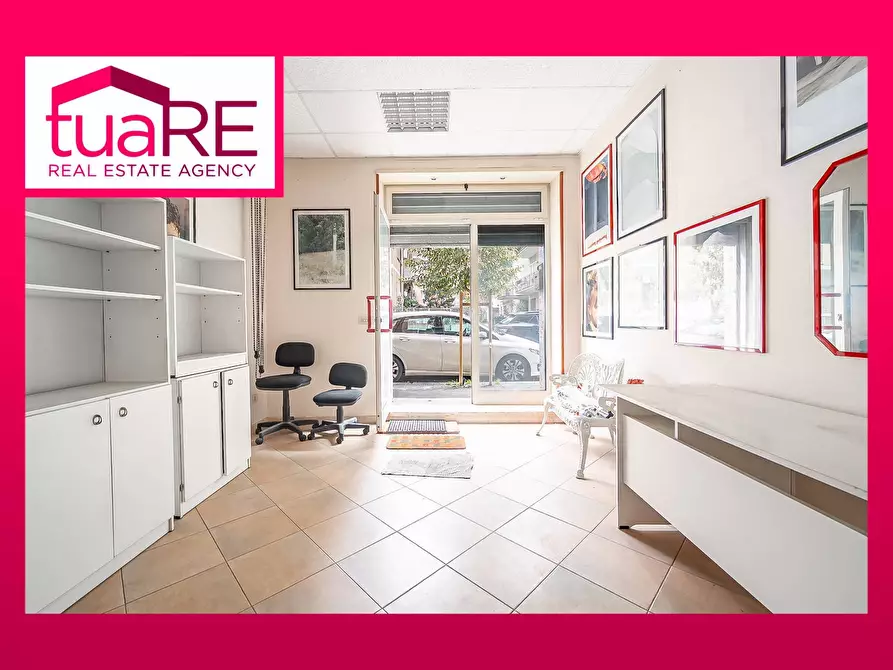 Immagine 1 di Negozio in vendita  in Via Val Sillaro a Roma