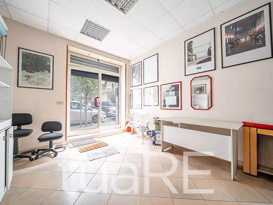 Immagine 2 di Negozio in vendita  in Via Val Sillaro a Roma