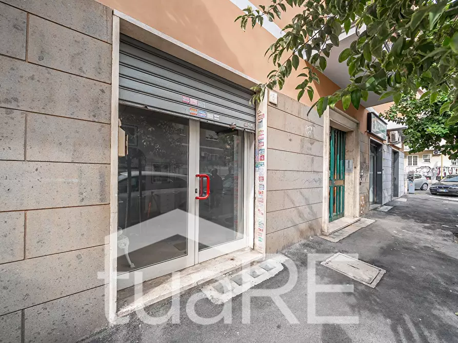 Immagine 3 di Negozio in vendita  in Via Val Sillaro a Roma