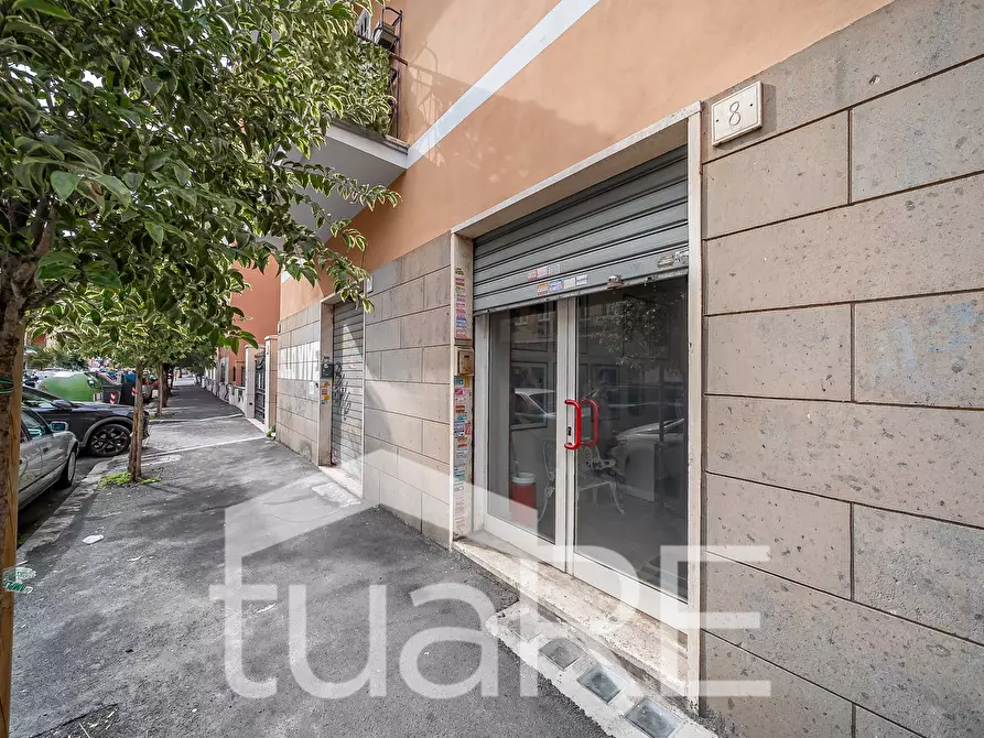 Immagine 4 di Negozio in vendita  in Via Val Sillaro a Roma