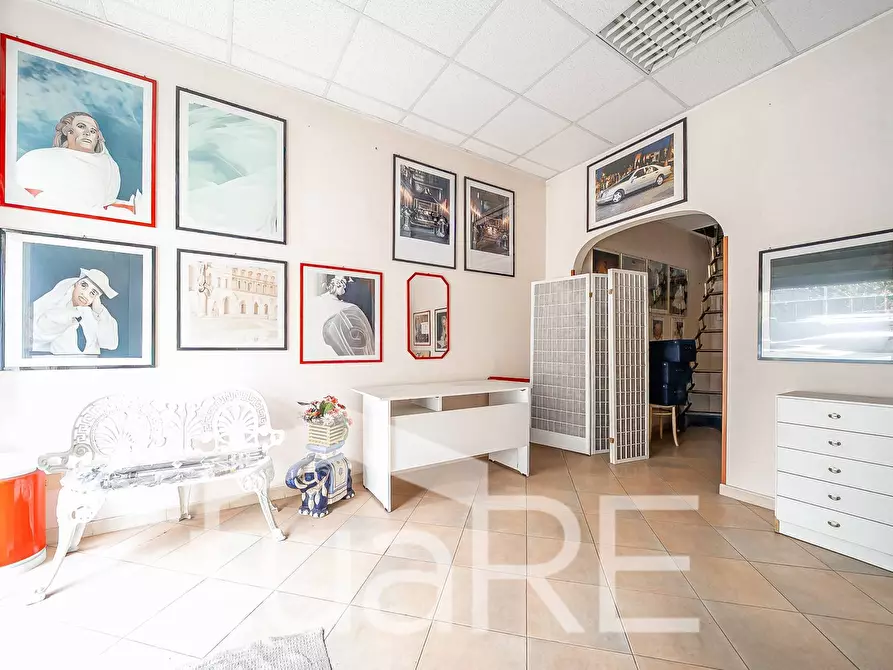 Immagine 5 di Negozio in vendita  in Via Val Sillaro a Roma