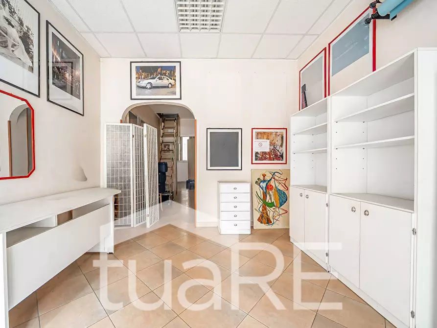 Immagine 6 di Negozio in vendita  in Via Val Sillaro a Roma