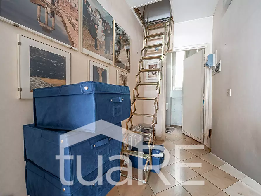 Immagine 7 di Negozio in vendita  in Via Val Sillaro a Roma