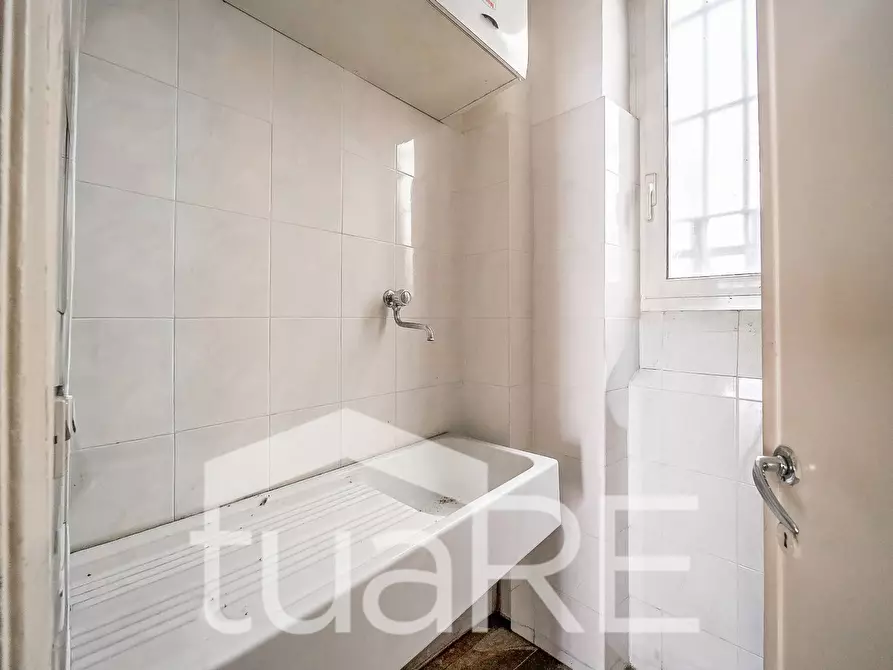 Immagine 8 di Negozio in vendita  in Via Val Sillaro a Roma