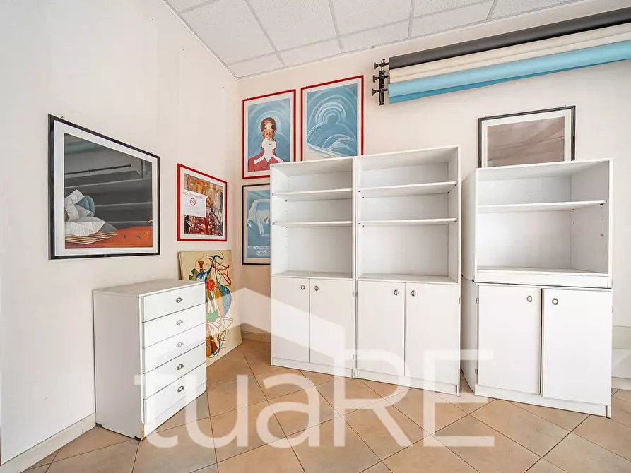 Immagine 9 di Negozio in vendita  in Via Val Sillaro a Roma