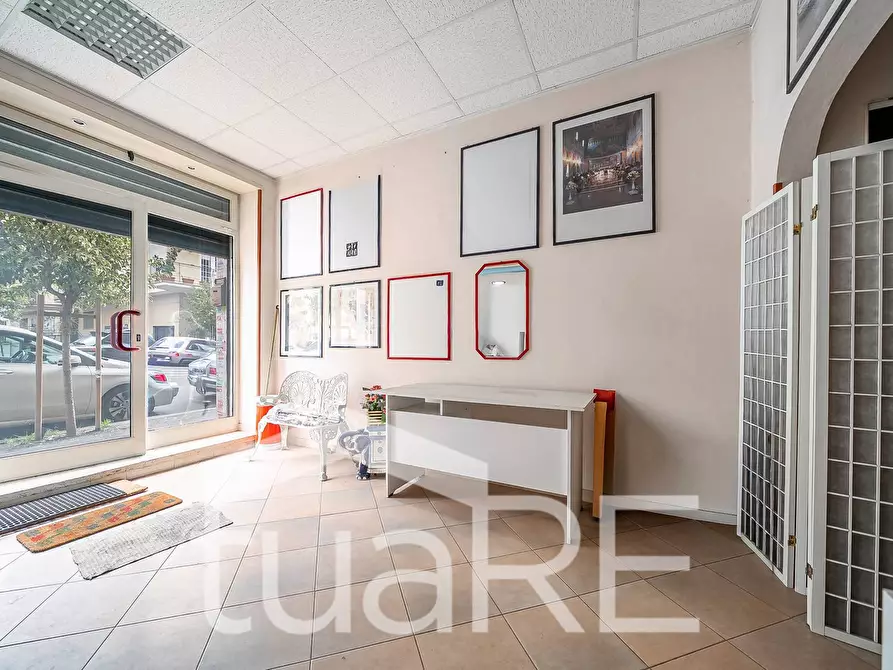 Immagine 10 di Negozio in vendita  in Via Val Sillaro a Roma