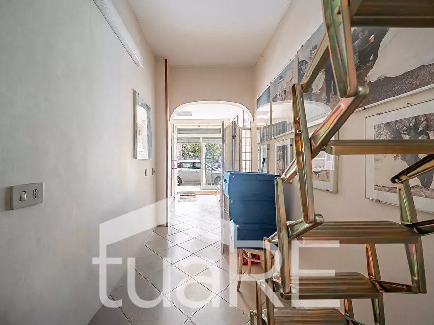 Immagine 11 di Negozio in vendita  in Via Val Sillaro a Roma