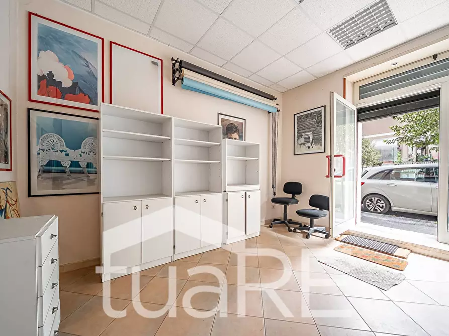 Immagine 12 di Negozio in vendita  in Via Val Sillaro a Roma