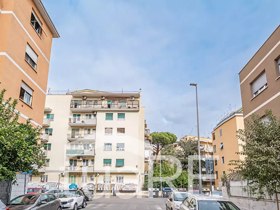 Immagine 13 di Negozio in vendita  in Via Val Sillaro a Roma