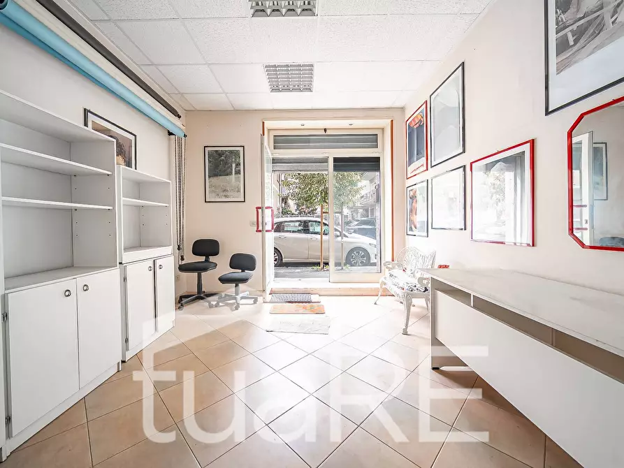 Immagine 14 di Negozio in vendita  in Via Val Sillaro a Roma