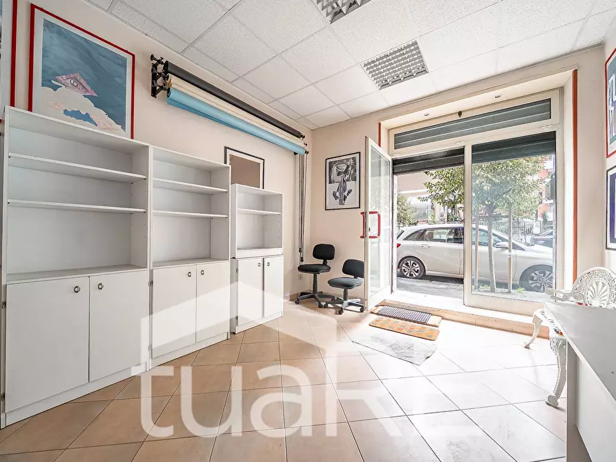 Immagine 15 di Negozio in vendita  in Via Val Sillaro a Roma