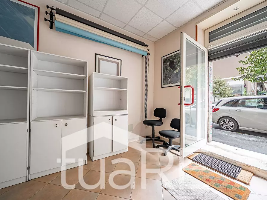 Immagine 16 di Negozio in vendita  in Via Val Sillaro a Roma