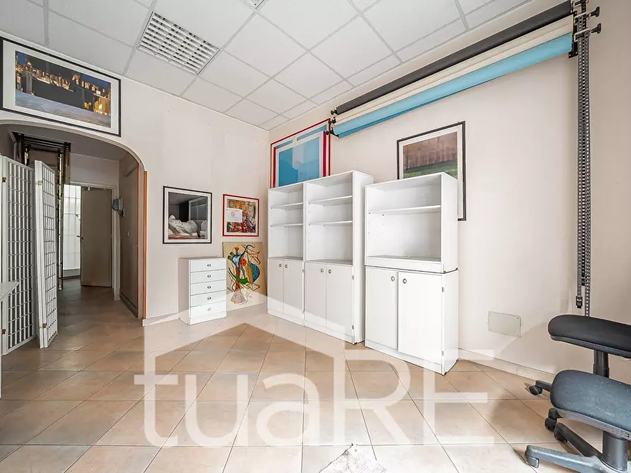 Immagine 17 di Negozio in vendita  in Via Val Sillaro a Roma