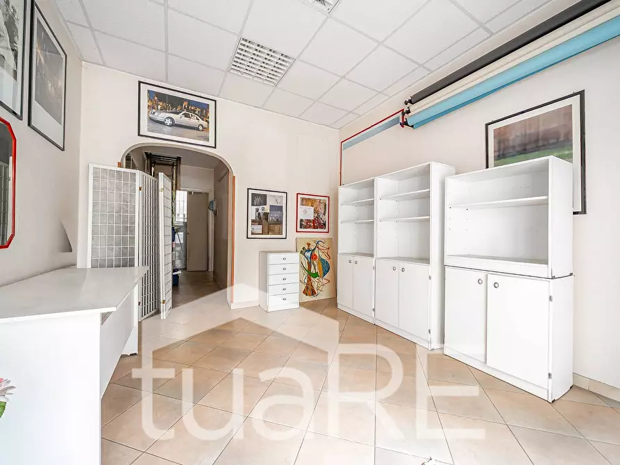 Immagine 18 di Negozio in vendita  in Via Val Sillaro a Roma