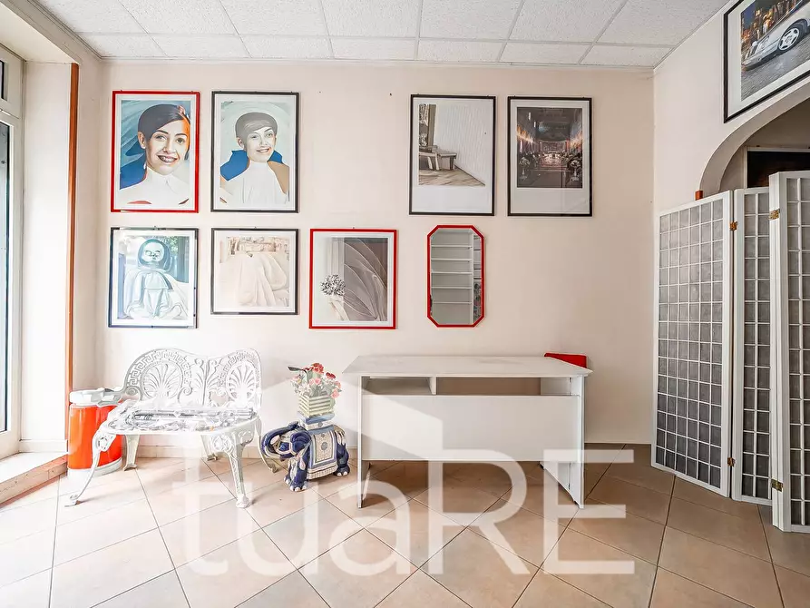 Immagine 20 di Negozio in vendita  in Via Val Sillaro a Roma