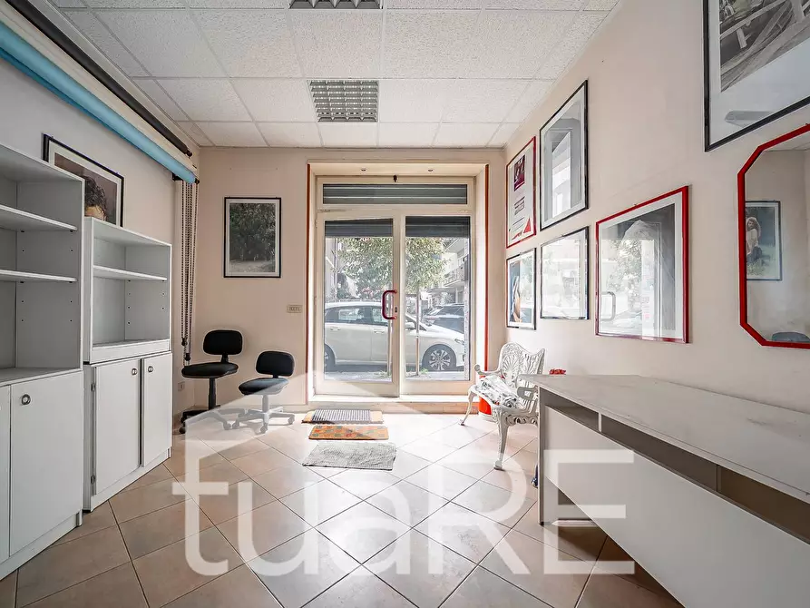 Immagine 21 di Negozio in vendita  in Via Val Sillaro a Roma