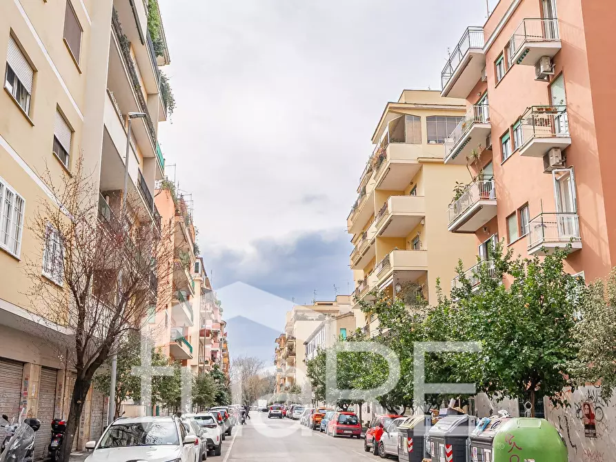 Immagine 23 di Negozio in vendita  in Via Val Sillaro a Roma