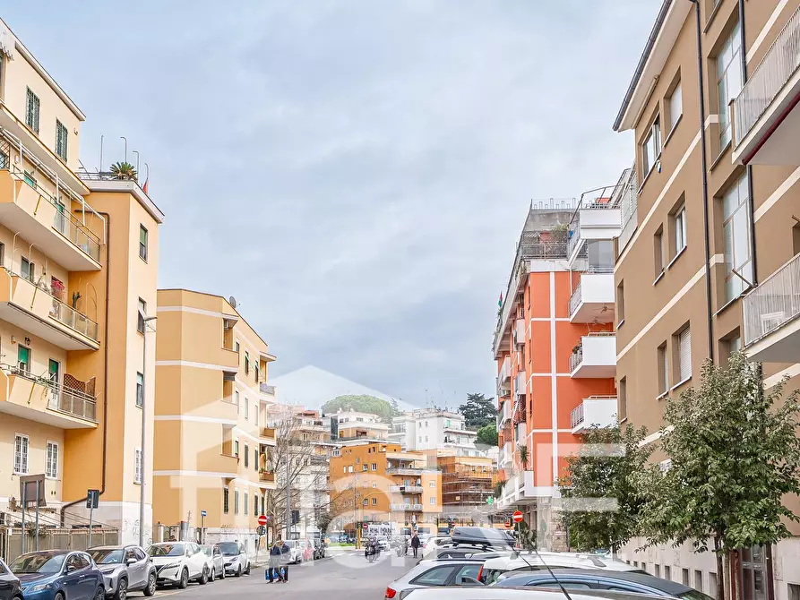 Immagine 24 di Negozio in vendita  in Via Val Sillaro a Roma