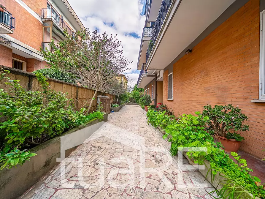 Immagine 11 di Appartamento in vendita  in Via Delle Vigne a Roma