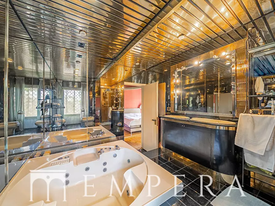 Immagine 10 di Appartamento in vendita  in Via Nemea a Roma