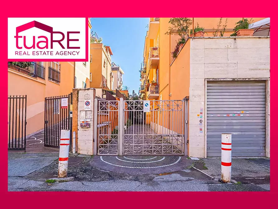 Immagine 1 di Laboratorio in vendita  in Via Tuscolana a Roma