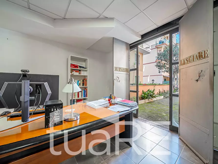 Immagine 3 di Laboratorio in vendita  in Via Tuscolana a Roma