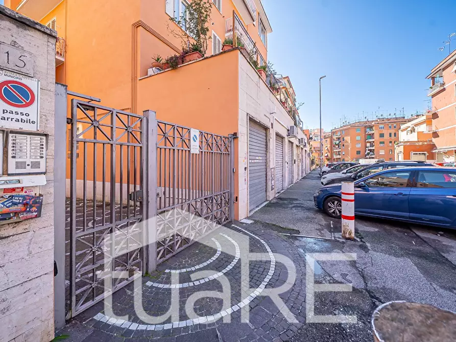 Immagine 9 di Laboratorio in vendita  in Via Tuscolana a Roma