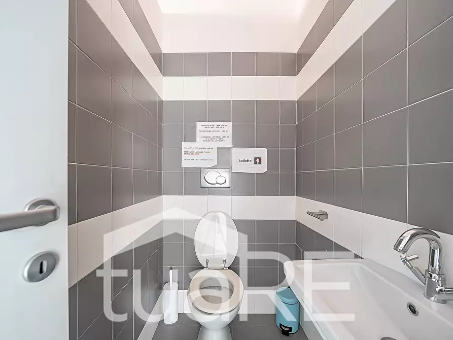 Immagine 12 di Laboratorio in vendita  in Via Tuscolana a Roma