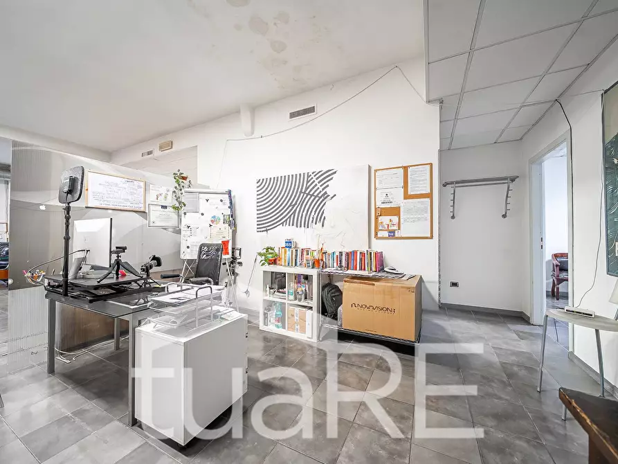 Immagine 23 di Laboratorio in vendita  in Via Tuscolana a Roma