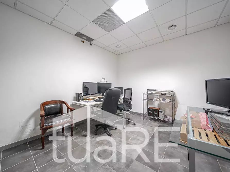 Immagine 24 di Laboratorio in vendita  in Via Tuscolana a Roma
