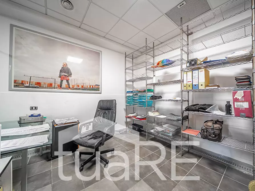 Immagine 27 di Laboratorio in vendita  in Via Tuscolana a Roma