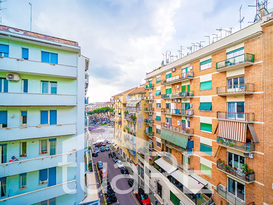Immagine 2 di Appartamento in vendita  in Via Ariccia a Roma
