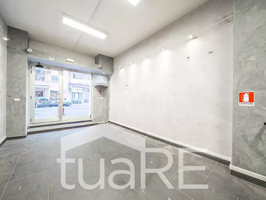 Immagine 3 di Negozio in vendita  in Via Domenico Millelire a Roma