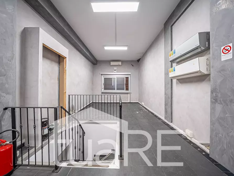 Immagine 4 di Negozio in vendita  in Via Domenico Millelire a Roma