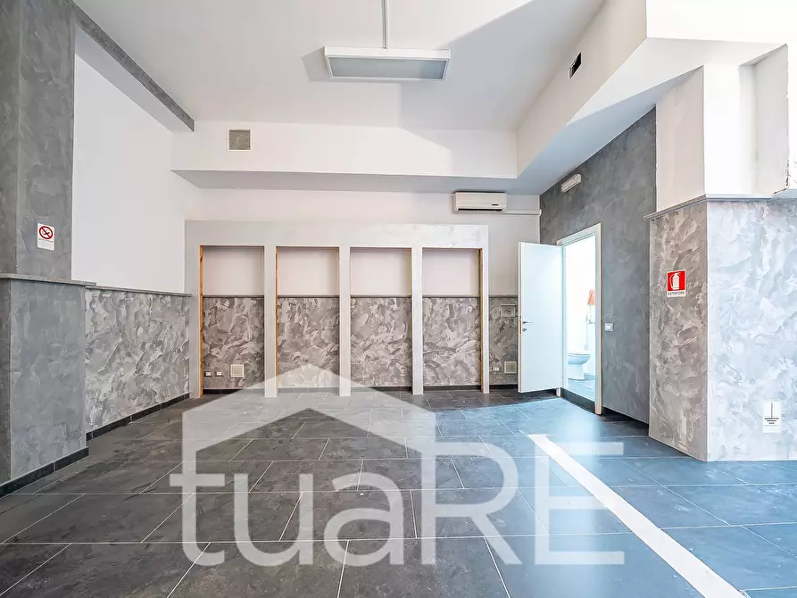 Immagine 19 di Negozio in vendita  in Via Domenico Millelire a Roma