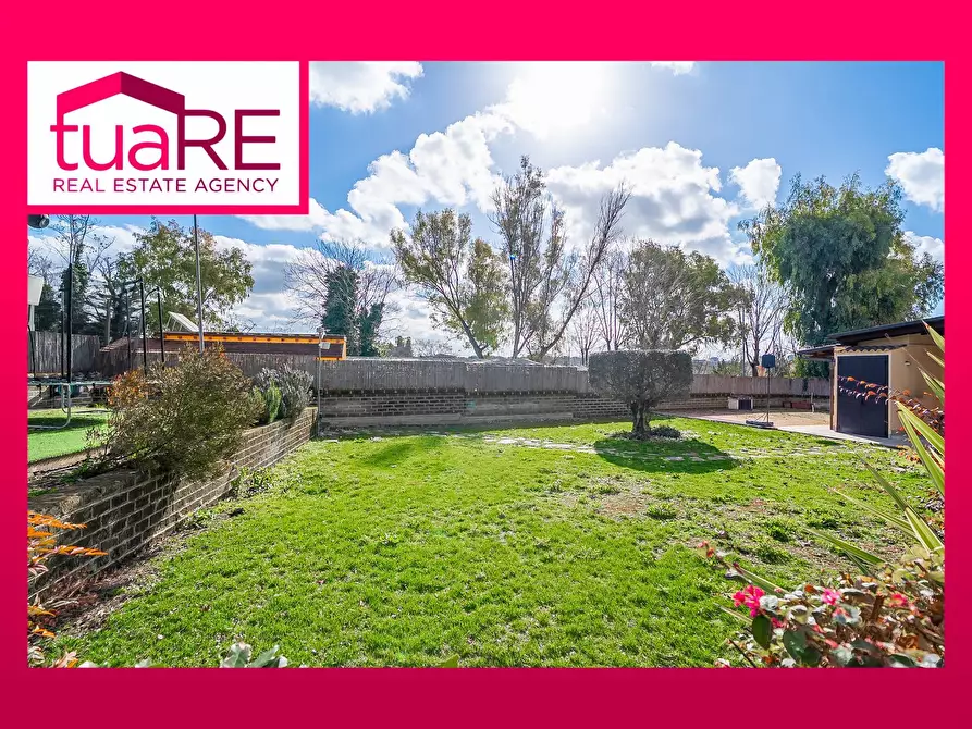 Immagine 1 di Villa in vendita  in Via Della Magliana a Roma