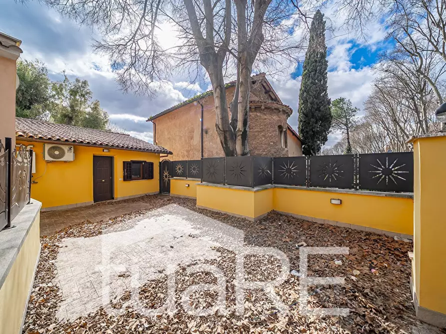 Immagine 4 di Villa in vendita  in Via Della Magliana a Roma