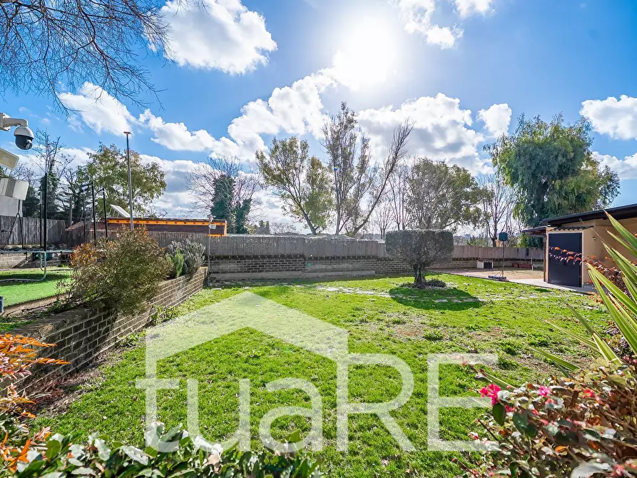 Immagine 25 di Villa in vendita  in Via Della Magliana a Roma