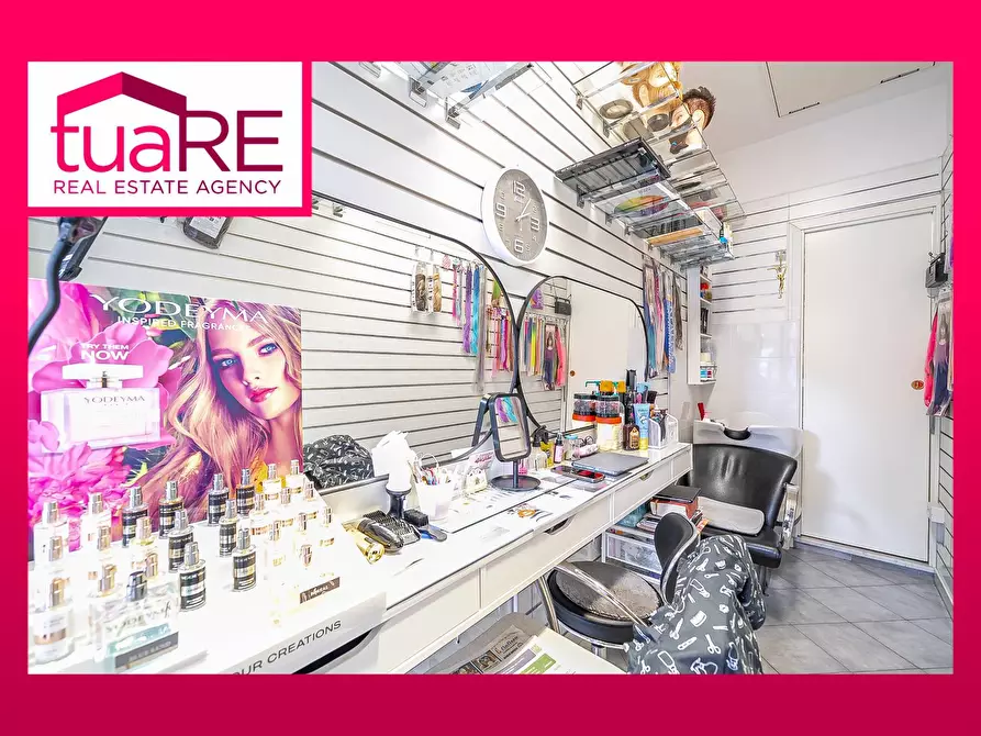 Immagine 1 di Negozio in vendita  in Via Tuscolana a Roma