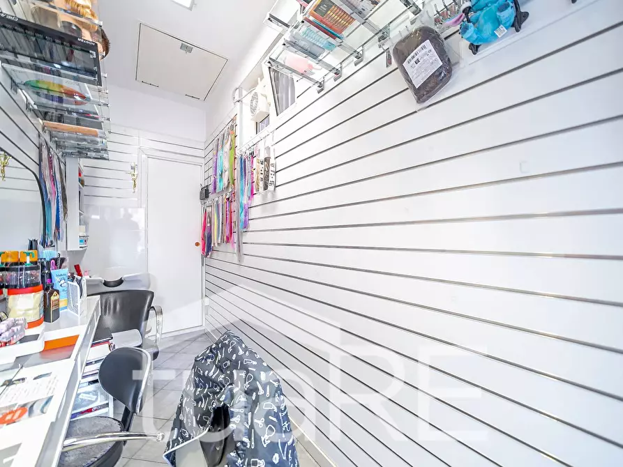 Immagine 2 di Negozio in vendita  in Via Tuscolana a Roma