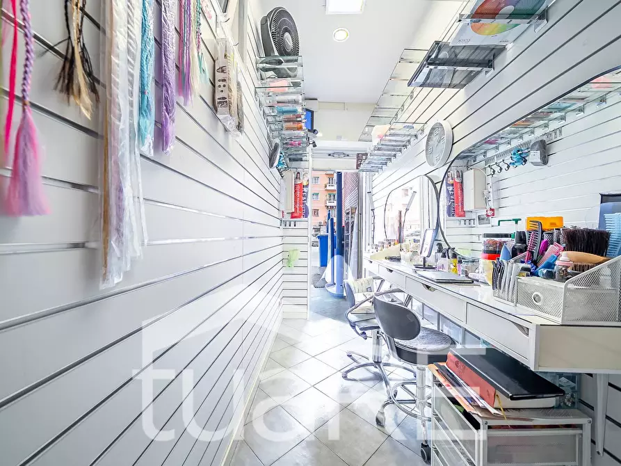 Immagine 3 di Negozio in vendita  in Via Tuscolana a Roma