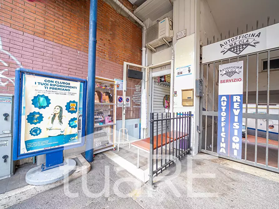 Immagine 4 di Negozio in vendita  in Via Tuscolana a Roma