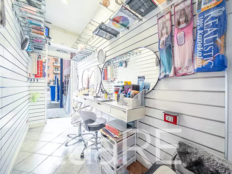 Immagine 5 di Negozio in vendita  in Via Tuscolana a Roma