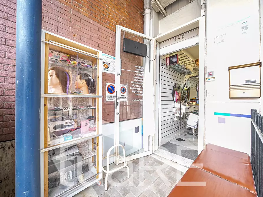 Immagine 6 di Negozio in vendita  in Via Tuscolana a Roma