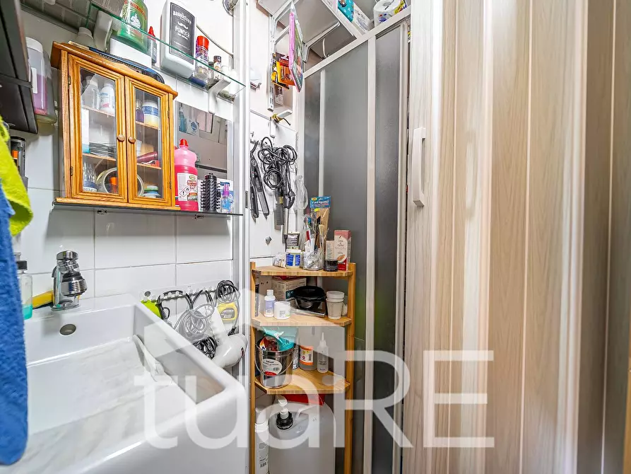 Immagine 7 di Negozio in vendita  in Via Tuscolana a Roma