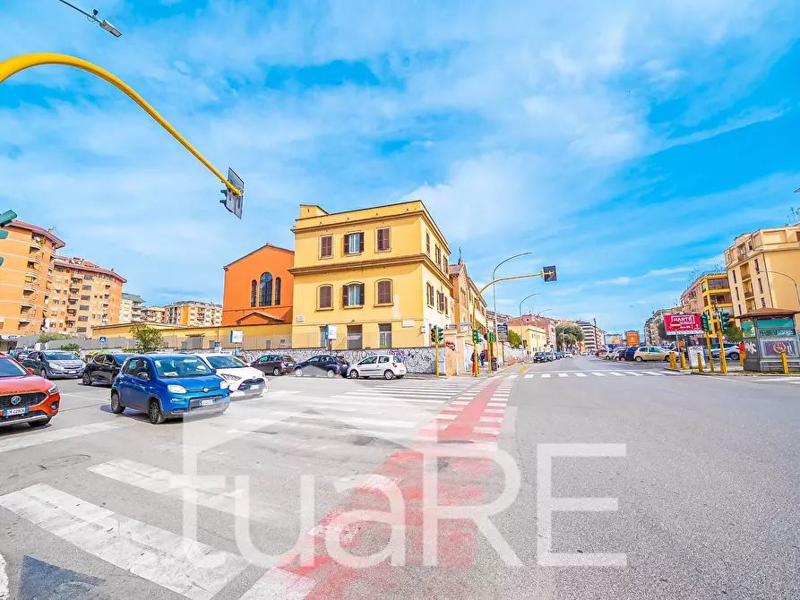 Immagine 8 di Negozio in vendita  in Via Tuscolana a Roma