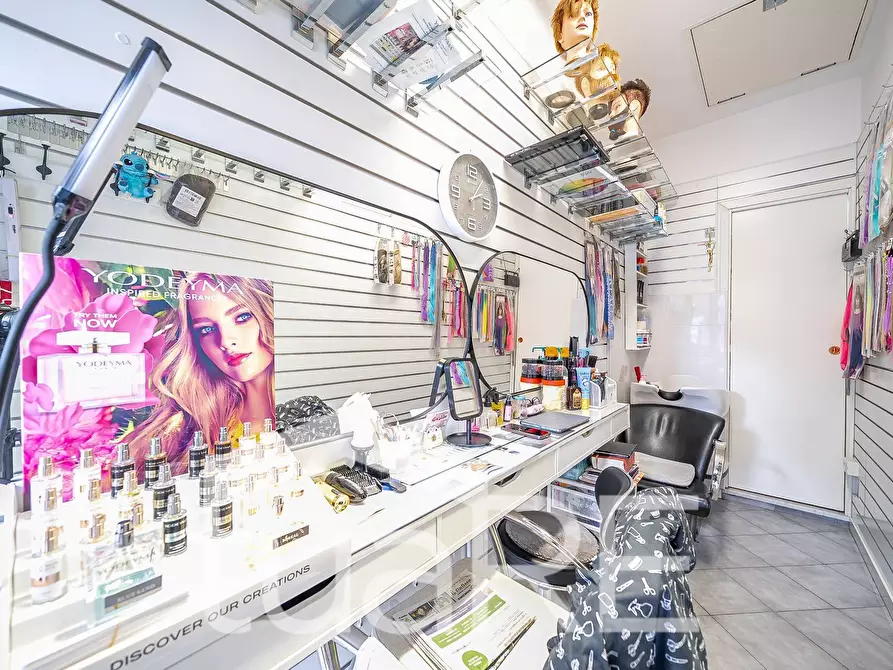 Immagine 9 di Negozio in vendita  in Via Tuscolana a Roma