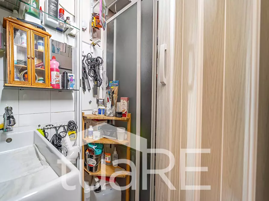 Immagine 10 di Negozio in vendita  in Via Tuscolana a Roma